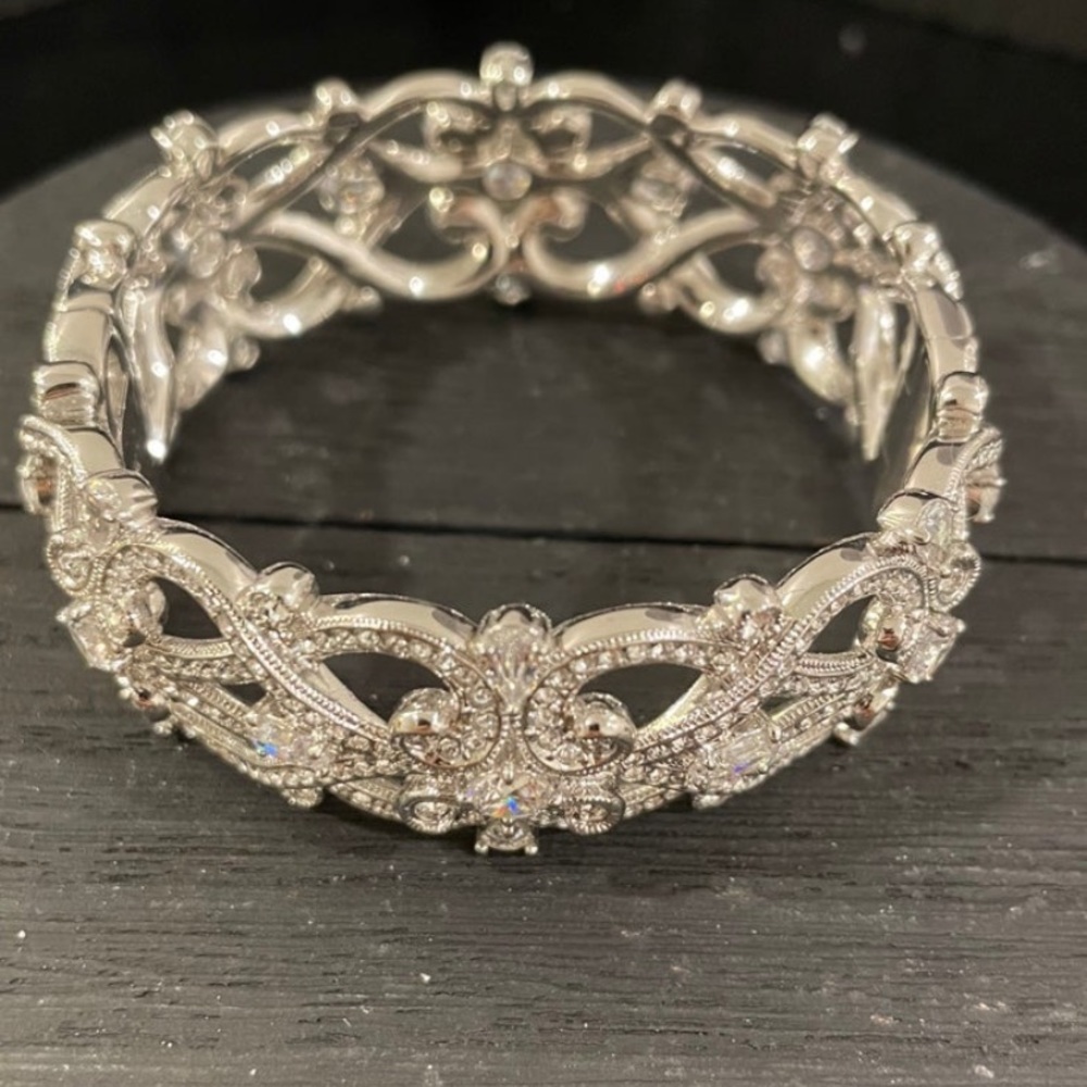 Nadri crystal hinge bracelet in silver tone setting. Look like real diamonds.